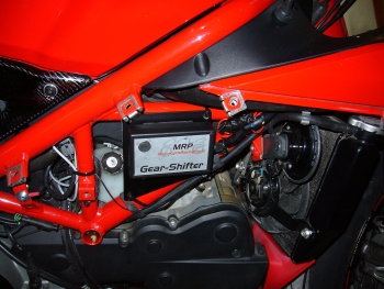 Anbaubeispiel fr MRP-Schaltautomat mit Steuergert fr Ducati 1098